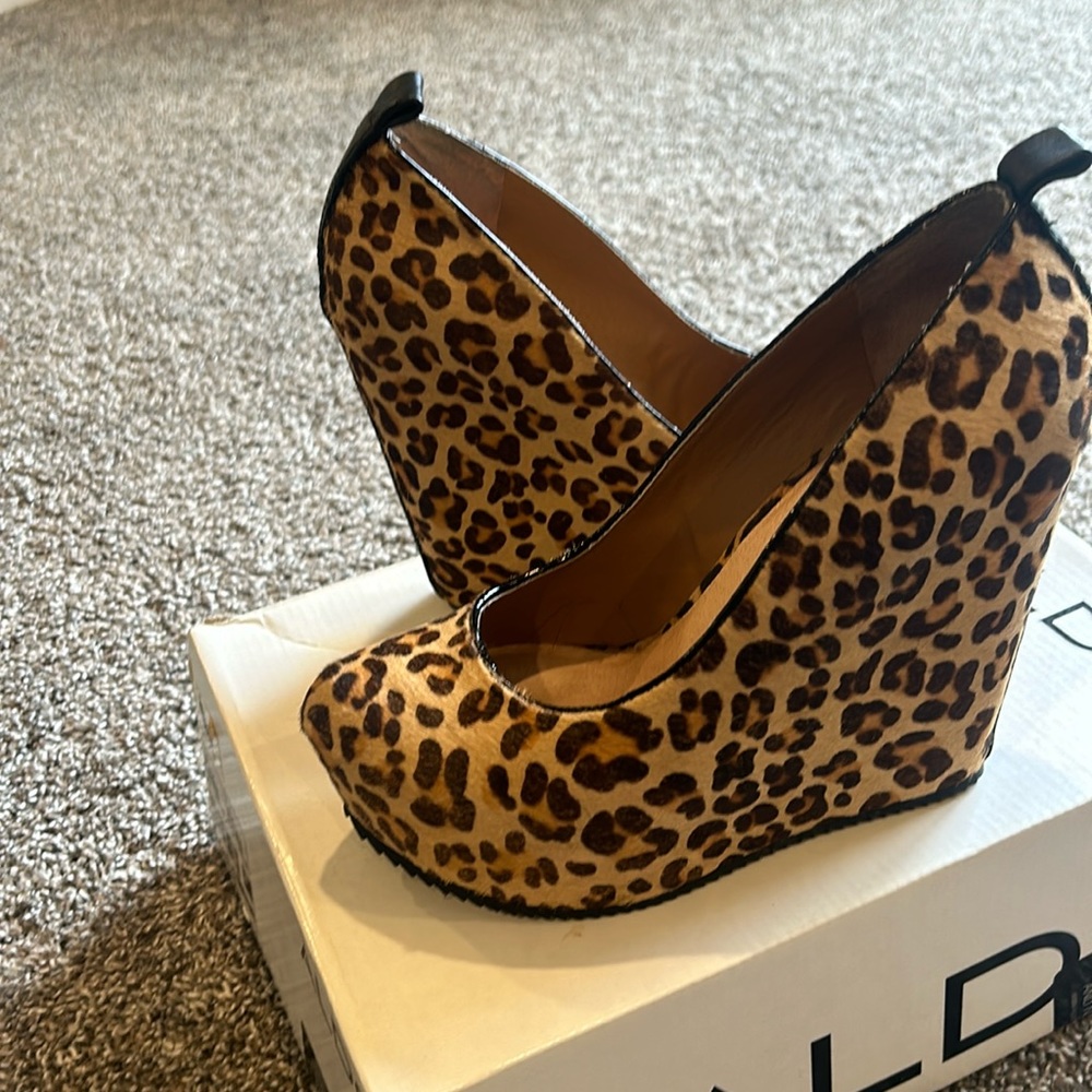 It’s from ALDO The size is 7 1/2 it’s very comfortable I barely wore it.